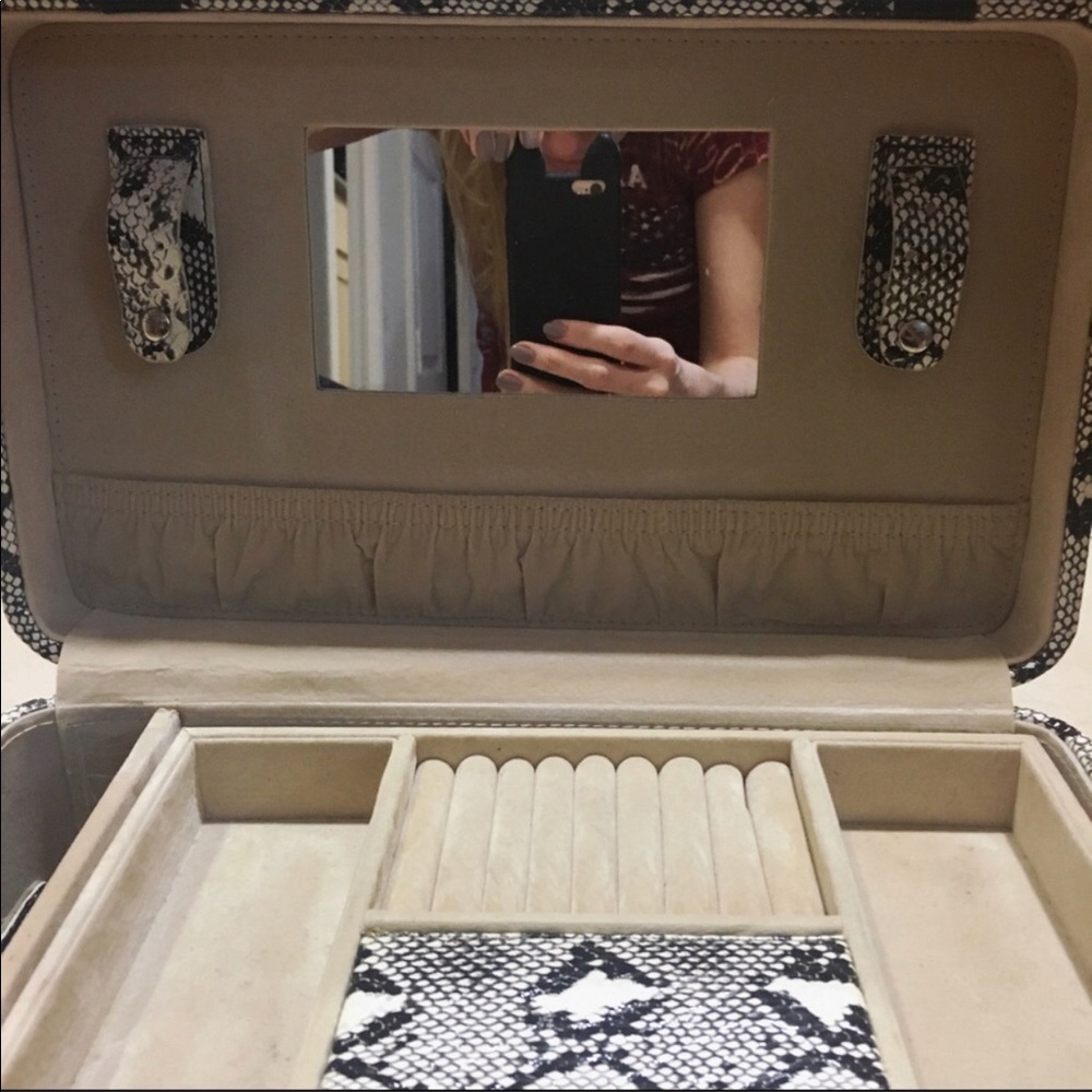 Cosmetic Case Reposhing. It Doesn’t Lock - image 5